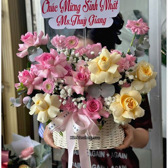 Picture of Giỏ hoa chúc mừng tone vàng hồng mix cẩm chướng - HG1048
