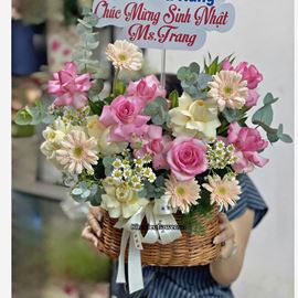 Picture of Giỏ hoa tone vàng hồng mix cúc tana - HG1057