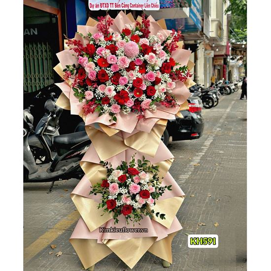 Picture of Kệ hoa chúc mừng tone đỏ hồng mix cúc mẫu đơn - KH591