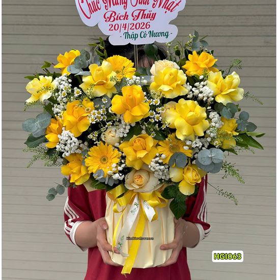 Picture of Giỏ hoa chúc mừng tone vàng mix cúc tana - HG1063