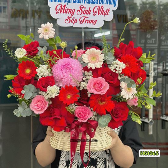 Picture of Giỏ hoa chúc mừng tone đỏ hồng mix cúc mẫu đơn hồng - HG1065