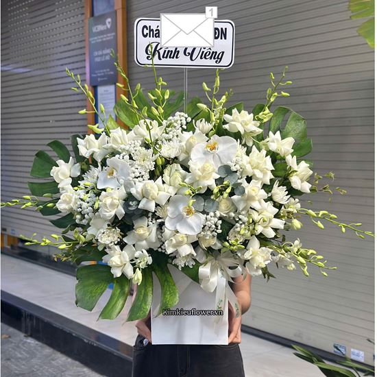 Picture of Giỏ hoa chia buồn tone trắng mix lan hồ điệp - GV27
