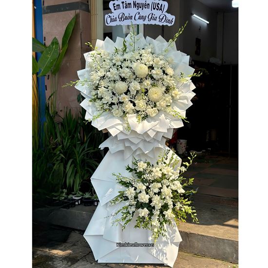 Picture of Kệ hoa viếng tone trắng mix cúc mẫu đơn - KV364