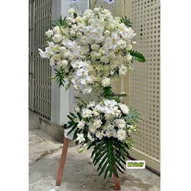 Picture of Vòng hoa viếng tone trắng mix lan hồ điệp - KV367