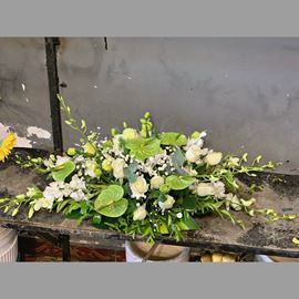 Đĩa hoa hồng trắng, môn xanh - HĐ07