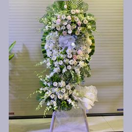 Kệ hoa viếng hồng trắng, môn xanh - KV101