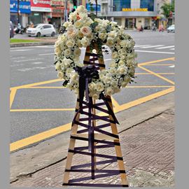 Vòng hoa viếng hồng trắng - KV102