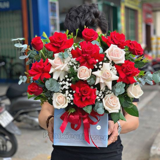Giỏ hoa hồng đỏ , hồng kem - HG329