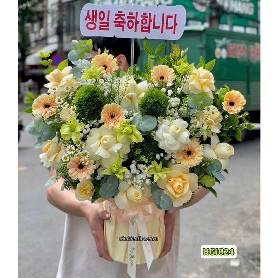 Picture of Giỏ hoa chúc mừng tone vàng mix green wicky - HQ53
