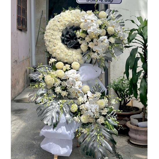 Picture of Vòng hoa viếng chia buồn tone trắng - KV386