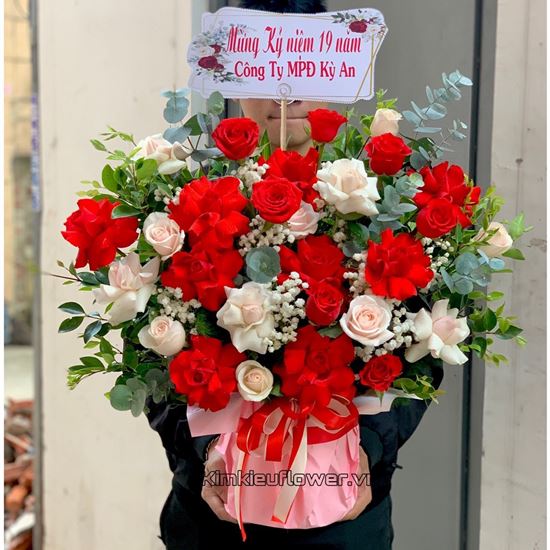 Giỏ hoa hồng đỏ, kem - HG525