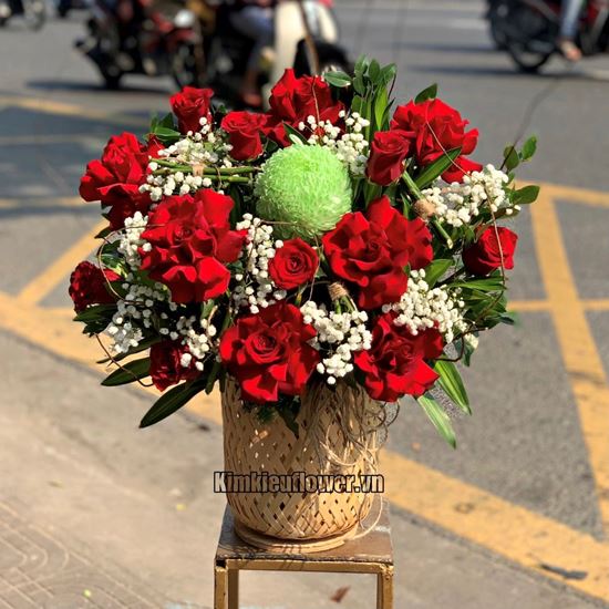 Giỏ hoa hồng đỏ, cúc mẫu đơn xanh - HG546