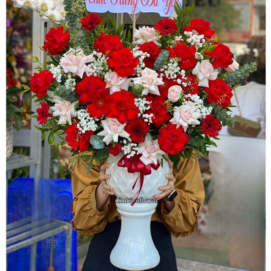 Bình hoa hồng đỏ, kem - BI241