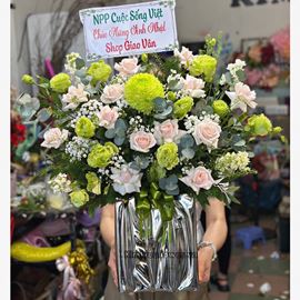 giỏ hoa hồng kem, cát tường xanh - HG597