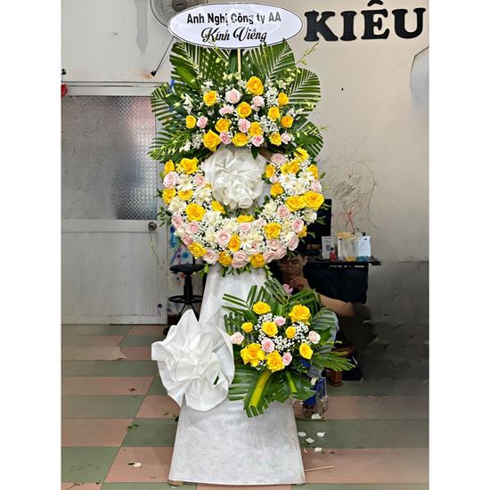 Vòng hoa viếng tone kem vàng - KV165