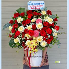 Bình hoa hồng đỏ mix victor vàng  - BI263