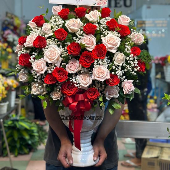 Bình hoa hồng đỏ, kem  - BI04