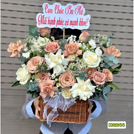 Giỏ hoa hồng Capuchino và hồng trắng - HG644