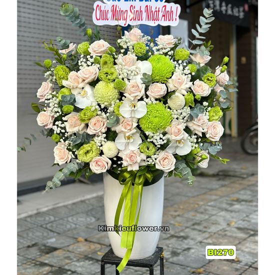 Bình cúc mẫu đơn xanh, hoa hồng kem và lan hồ điệp trắng - BI270