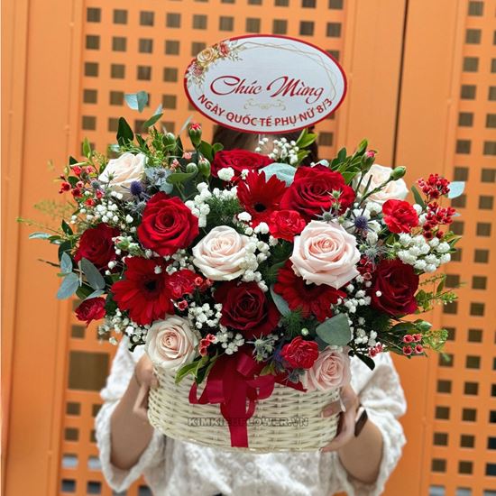 Giỏ hoa hồng đỏ mix kem - HG661
