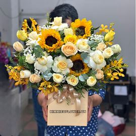 Giỏ hoa hồng victor vàng mix hướng dương - HG691