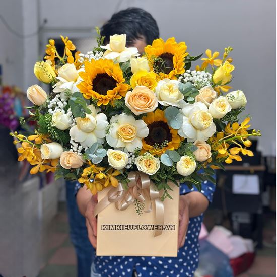 Giỏ hoa hồng victor vàng mix hướng dương - HG691