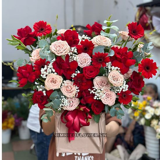 Giỏ hoa hồng đỏ và capuchino - HG692