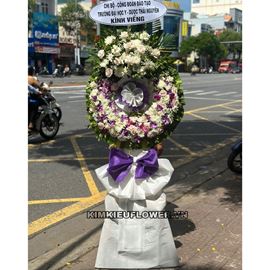 Kệ vòng viếng tone kem, tím - KV210