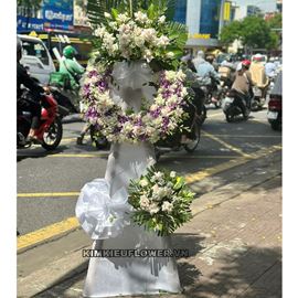 Vòng hoa viếng tone trắng, kem, tím - KV212