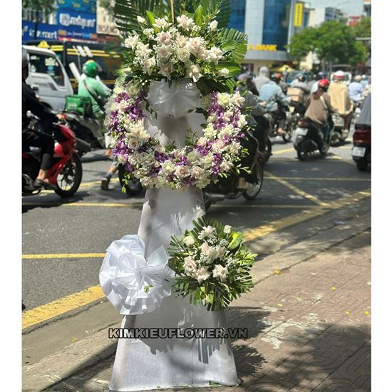 Vòng hoa viếng tone trắng, kem, tím - KV212