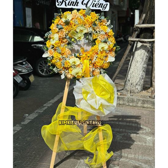 Vòng hoa viếng tone vàng kiểu hiện đại - KV234