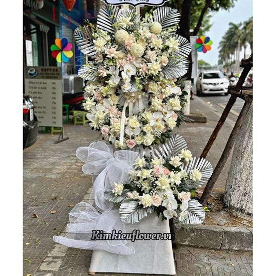 Vòng hoa viếng cúc mẫu đơn trắng, hồ điệp trắng, tone trắng kem - KV237