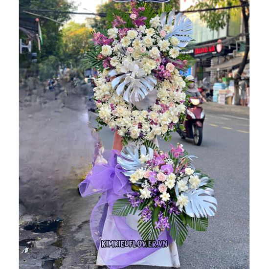 Vòng hoa viếng tone trắng tím - KV230