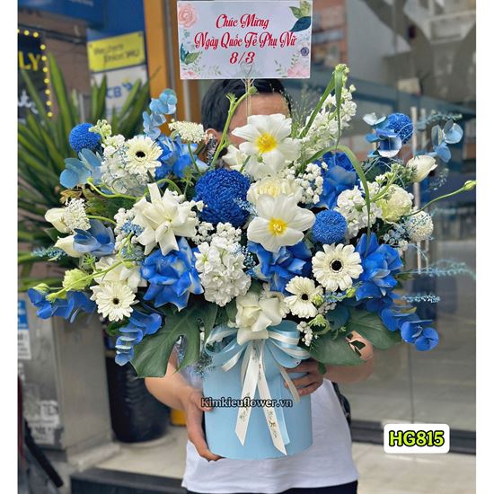 Giỏ hoa tone xanh dương mix tulip trắng - HG815
