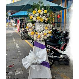 Vòng hoa viếng tone trắng tím mix vàng - KV270