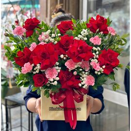 Giỏ hoa hồng đỏ mix cẩm chướng hồng - HG820