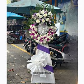 Vòng hoa chia buồn tone trắng tím - KV272