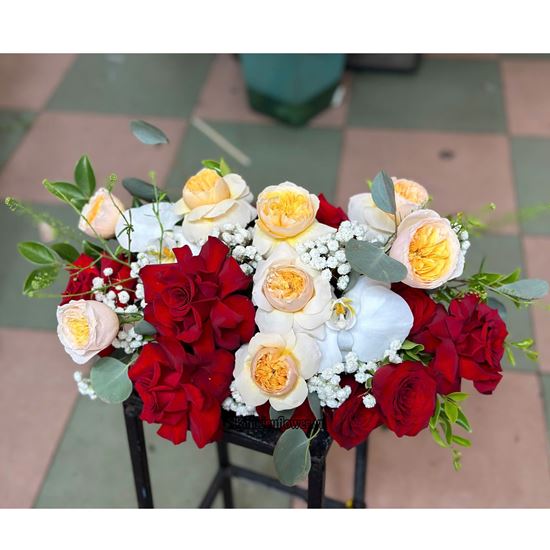 Đĩa hoa tone đỏ mix lan hồ điệp trắng - ĐH33