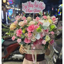 Giỏ hoa tone hồng mix lan hồ điệp trắng - HG746